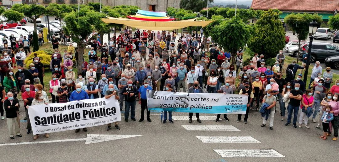 Concentración en la Praza do Calvario de vecinos de O Rosal denunciado los recortes en la sanidad pública del munipicio.