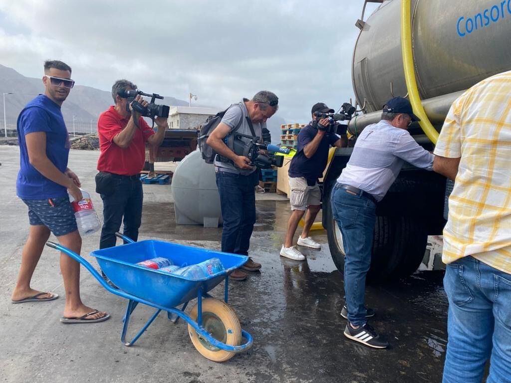 Retirada de agua potable de la cisterna en La Graciosa.