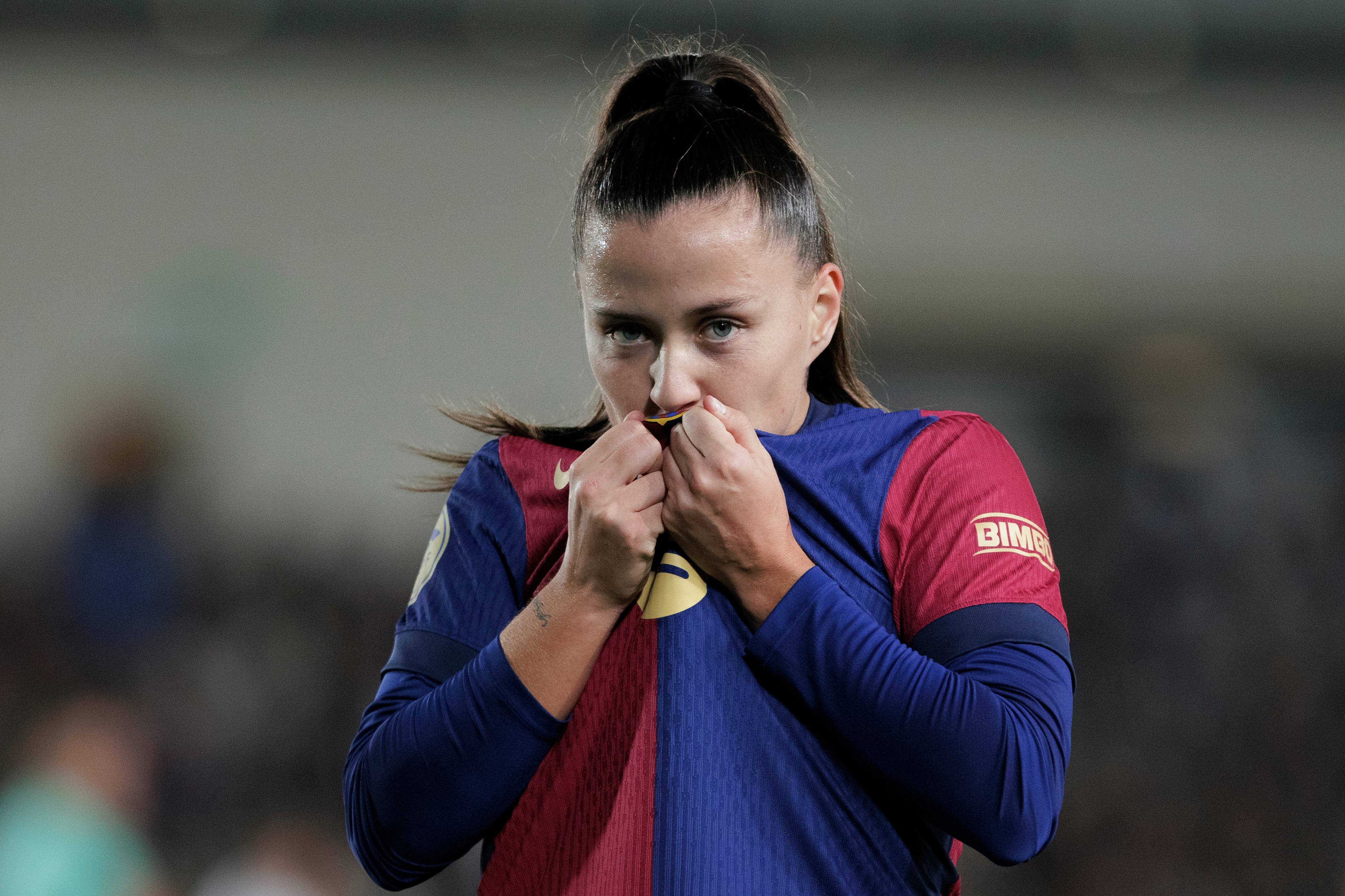 Claudia Pina celebra un gol en el Real Madrid - Barça de la Liga F