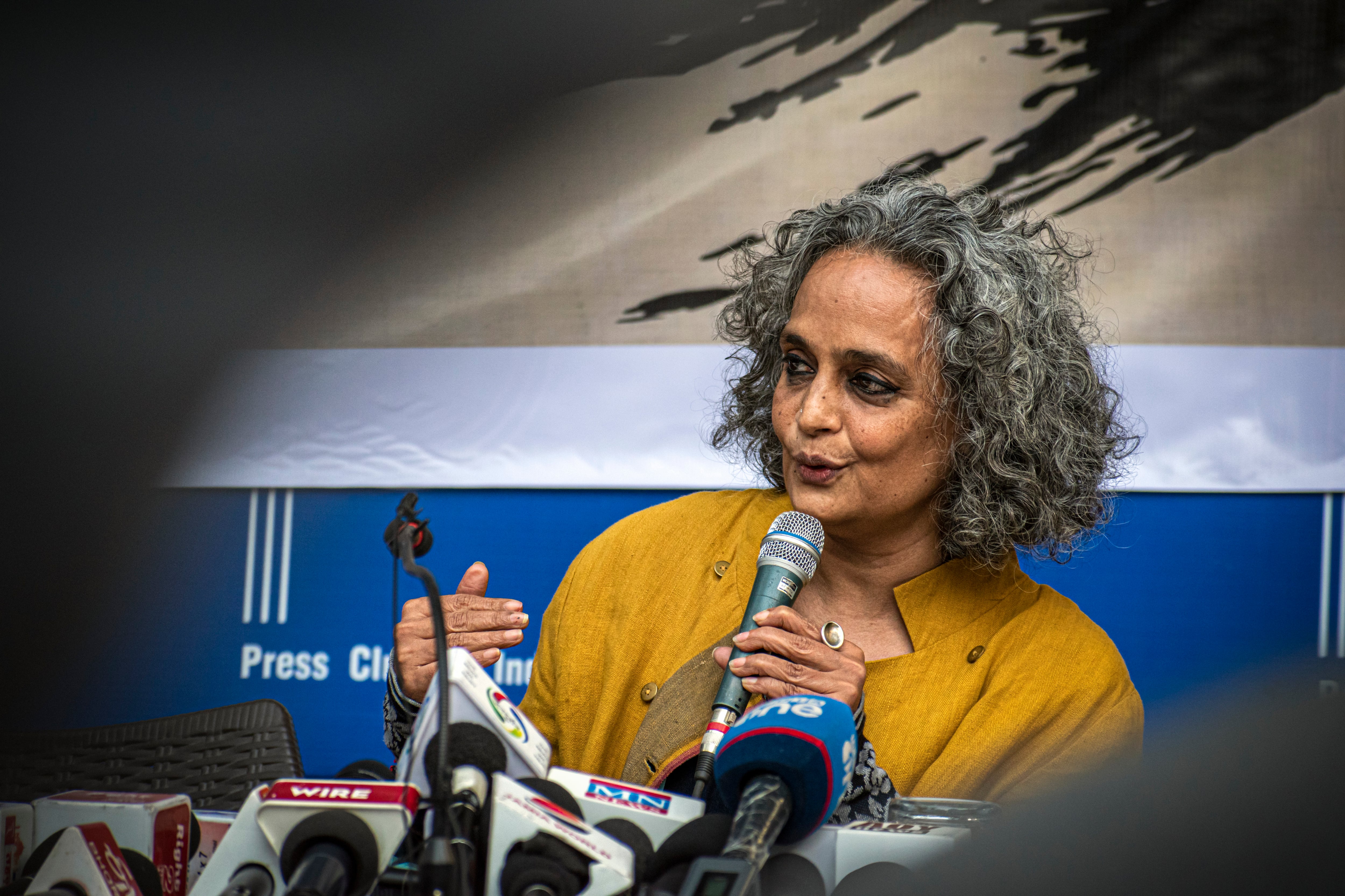 Arundhati Roy durante una rueda de prensa. (Photo by Mohsin Javed/Pacific Press/LightRocket via Getty Images)