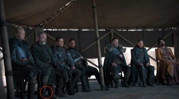 Otra botella junto al pie de Sir Davos.