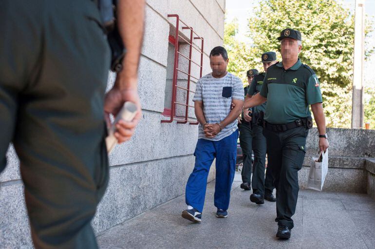 El detenido llegando a los juzgados de O Carballiño