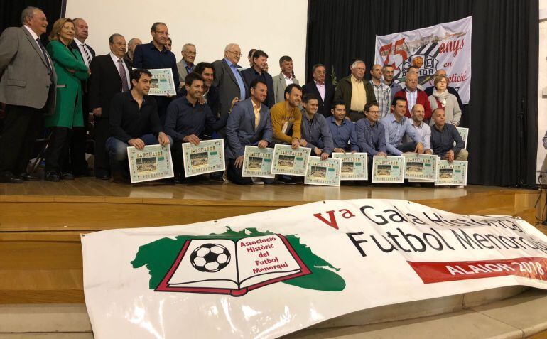 Los homenajeados posan en un momento de la quinta gala que organiza la Asociación histórica del futbol menorquín