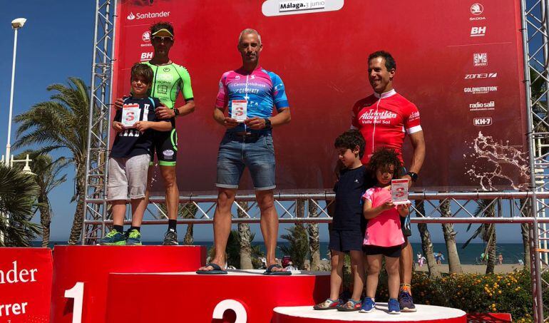 El triatleta rondeño, Francisco Muñoz, en la entrega de premios de la &#039;Santander Triathlon Series&#039;.