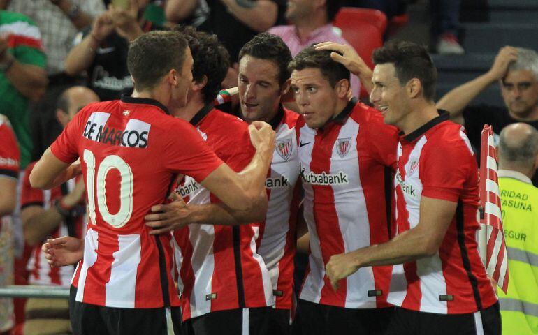  Gorka Elustondo celebra su gol, primero del equipo, con sus compañeros