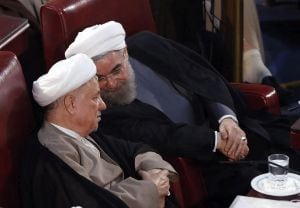 ABD01 TEHERÁN (IRÁN) 01/09/2015.- El presidente iraní, Hasán Rohaní (dcha), conversa con el expresidente Akbar Hashemi Rafsanjani (izda) durante la reunión anual de la Asamblea de Expertos en Teherán (Irán) hoy, 1 de septiembre de 2015. La Asamblea de Exp