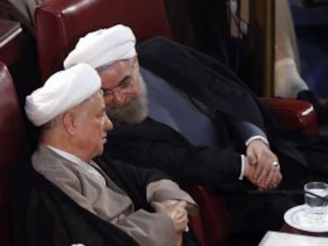 ABD01 TEHERÁN (IRÁN) 01/09/2015.- El presidente iraní, Hasán Rohaní (dcha), conversa con el expresidente Akbar Hashemi Rafsanjani (izda) durante la reunión anual de la Asamblea de Expertos en Teherán (Irán) hoy, 1 de septiembre de 2015. La Asamblea de Exp