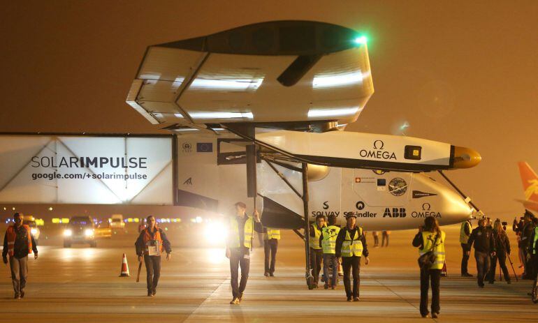 El mejor ación solar del mundo, el &quot;Solar Impulse 2&quot;, aterriza en el aeropuerto de Nankín, una ciudad situada al este de China. 