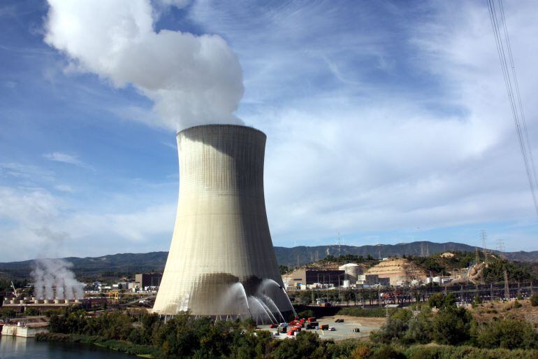 Imatge d&#039;arxiu de la central nuclear d&#039;Ascó, amb el grup d&#039;emergències fent maniobres al peu de la torre de refrigeració.