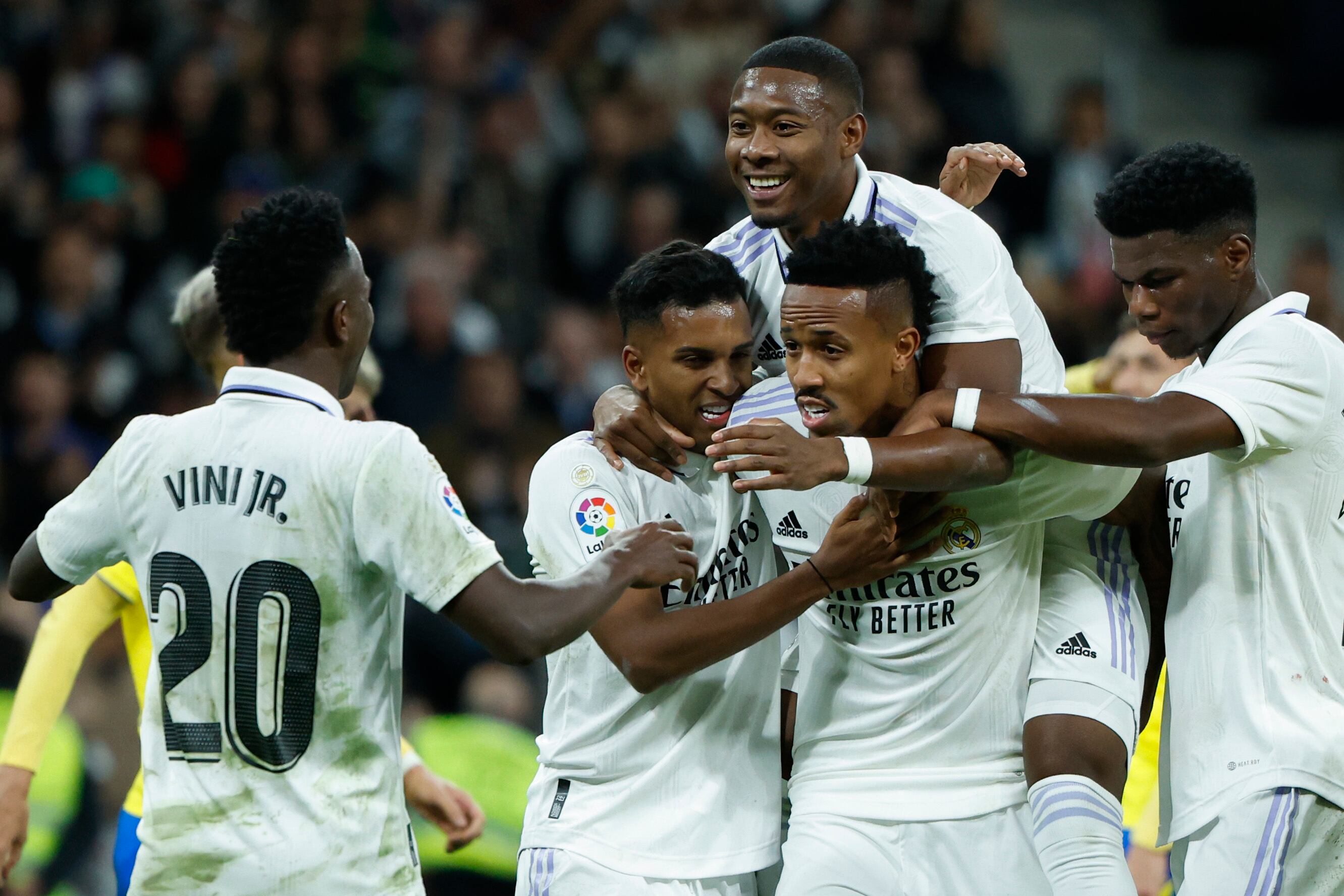 Los jugadores del Real Madrid celebran el primer gol del equipo madridista durante el encuentro frente al Cádiz. EFE / Juanjo Martín.