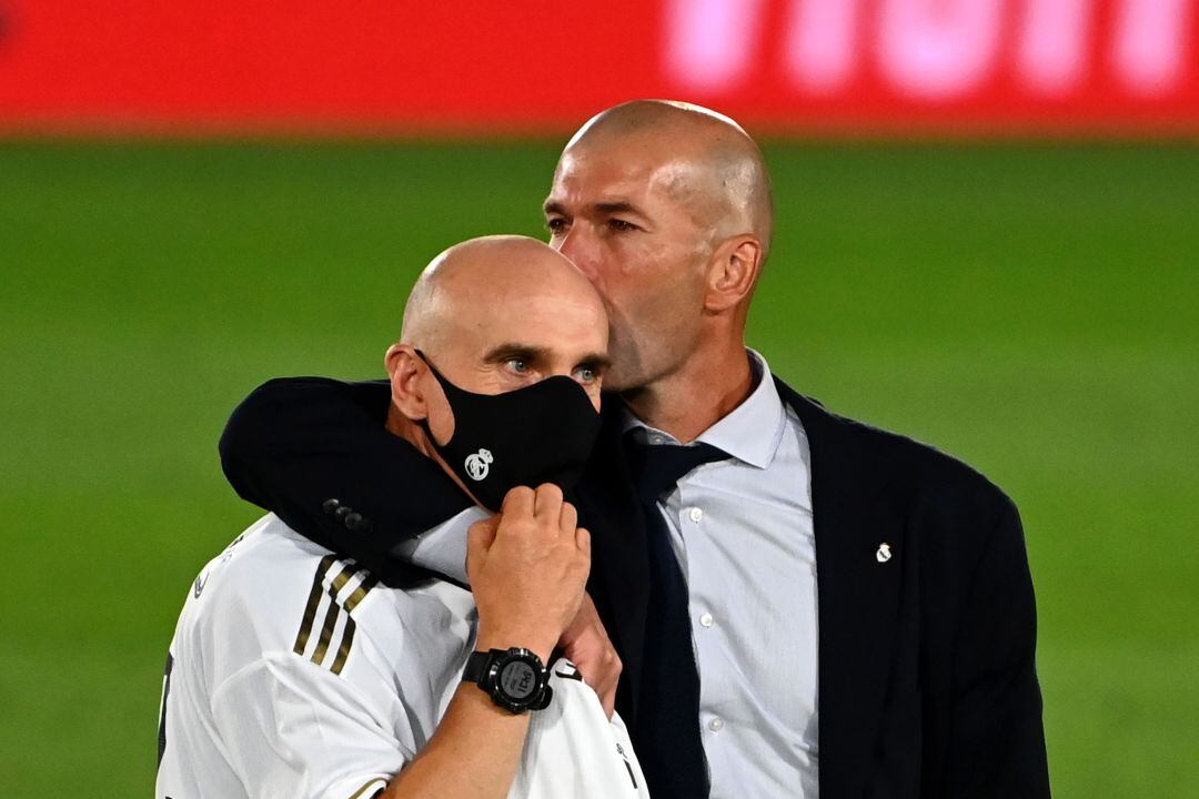 Zidane besa a Bettoni tras la consecución del 34º título de Liga.