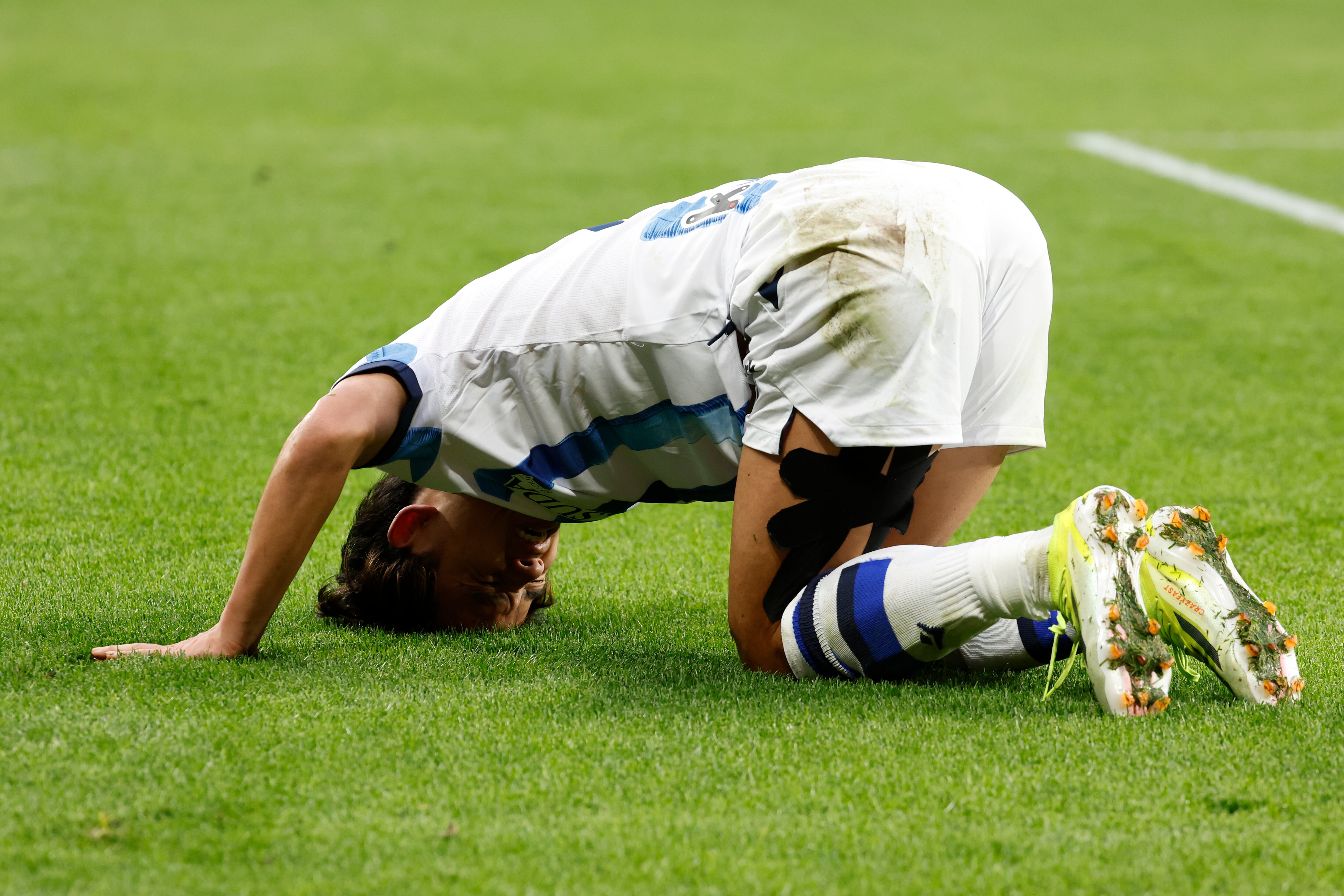 SAN SEBASTIÁN, 10/02/2024.- El delantero japonés de la Real Sociedad Take Kubo se duele en el suelo durante el partido de la jornada 24 de LaLiga que la Real Sociedad y el Osasuna disputan este sábado en el Real Arena de San Sebastián. EFE/ Javier Etxezarreta
