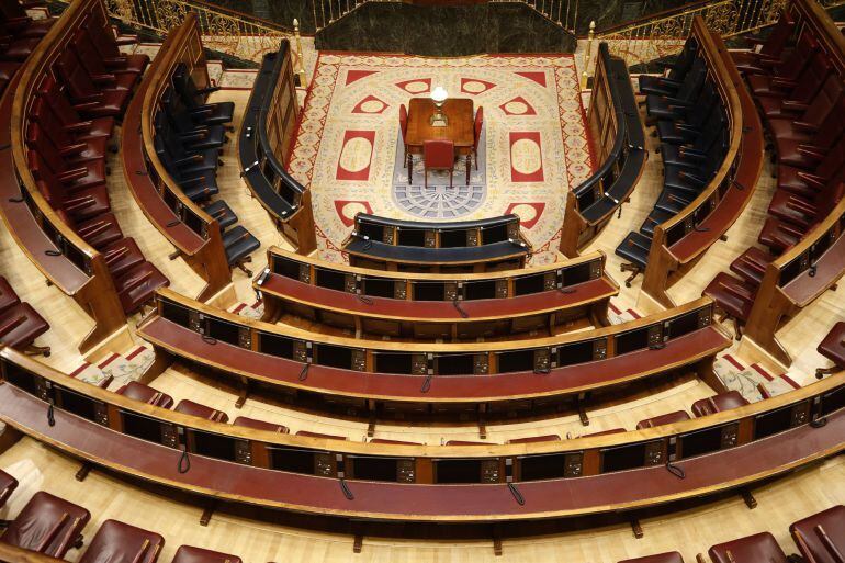 A diferencia de lo que ocurre después de unas elecciones, la llegada al Gobierno del socialista Pedro Sánchez no modifica inicialmente la composición del Congreso pero sí el reparto de los escaños en el hemiciclo, con un cambio radical en el banco azul que acoge al presidente y a sus 17 ministros. Hasta el viernes de la pasada semana, cuando se votó la moción de censura, Mariano Rajoy se sentaba a la derecha de la Presidencia del Congreso, en el lugar que han ocupado los presidentes de los ejecutivos de centro-derecha como Adolfo Suárez, Leopoldo Calvo-Sotelo o José María Aznar. El próximo martes, cuando se celebre el primer pleno de la Cámara tras la toma de posesión del nuevo Gobierno, Pedro Sánchez se sentará justo en el otro extremo al de Rajoy, a la izquierda de la Presidencia y justo delante de los diputados socialistas.