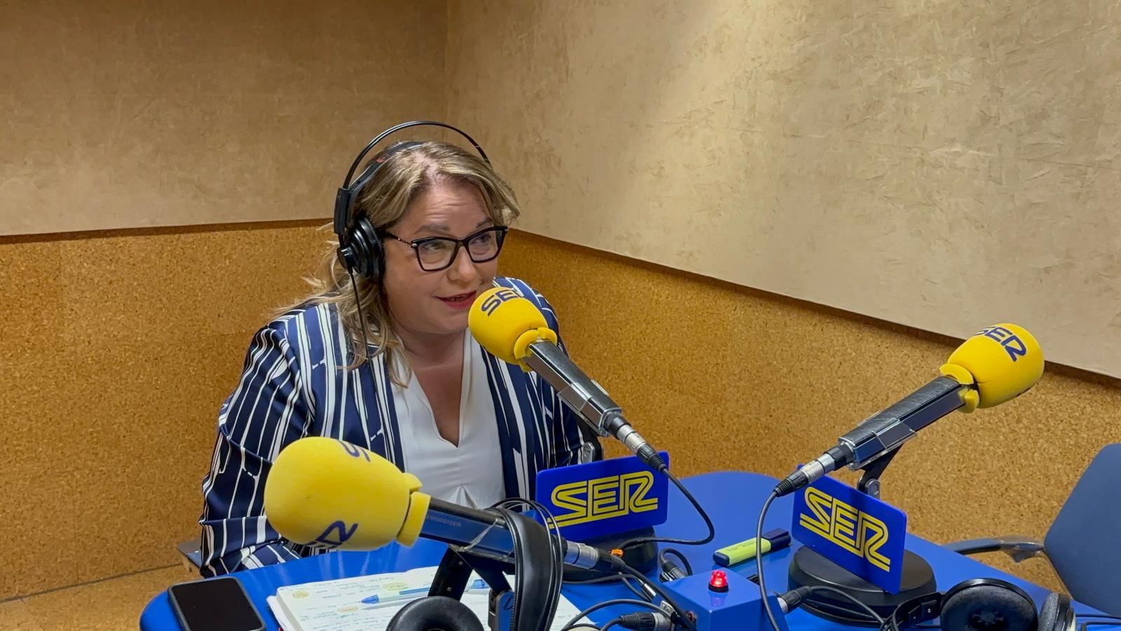 Rosa Serrano, europarlamentaria altoaragonesa, en los estudios de Radio Huesca, durante la campaña de las elecciones europeas