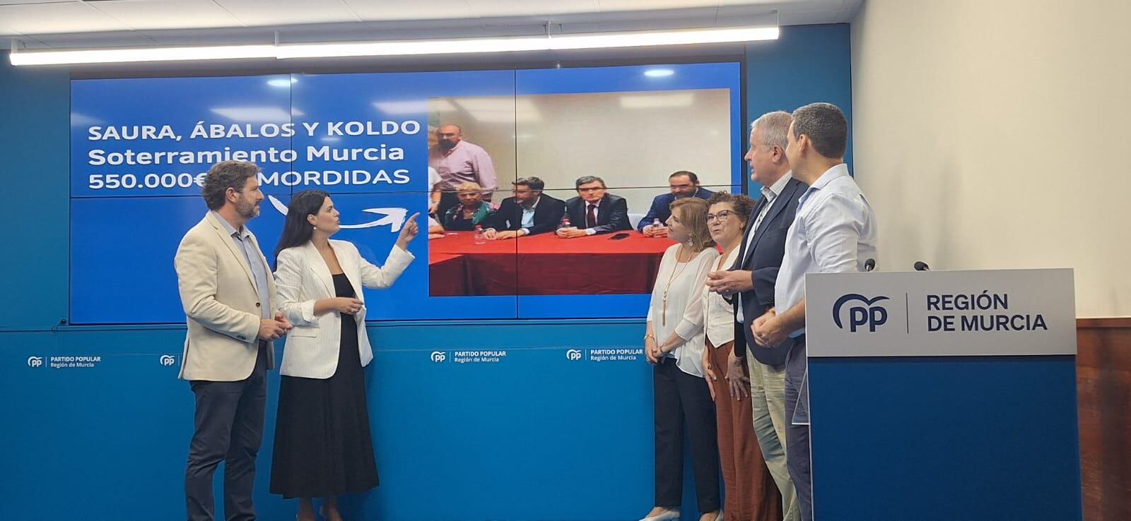 El senador del PP, Francisco Bernabé, junto a los diputados nacionales, Borrego, Guardiola, Pedreño, Tomás y los senadores Diez de Revenga y López Moya