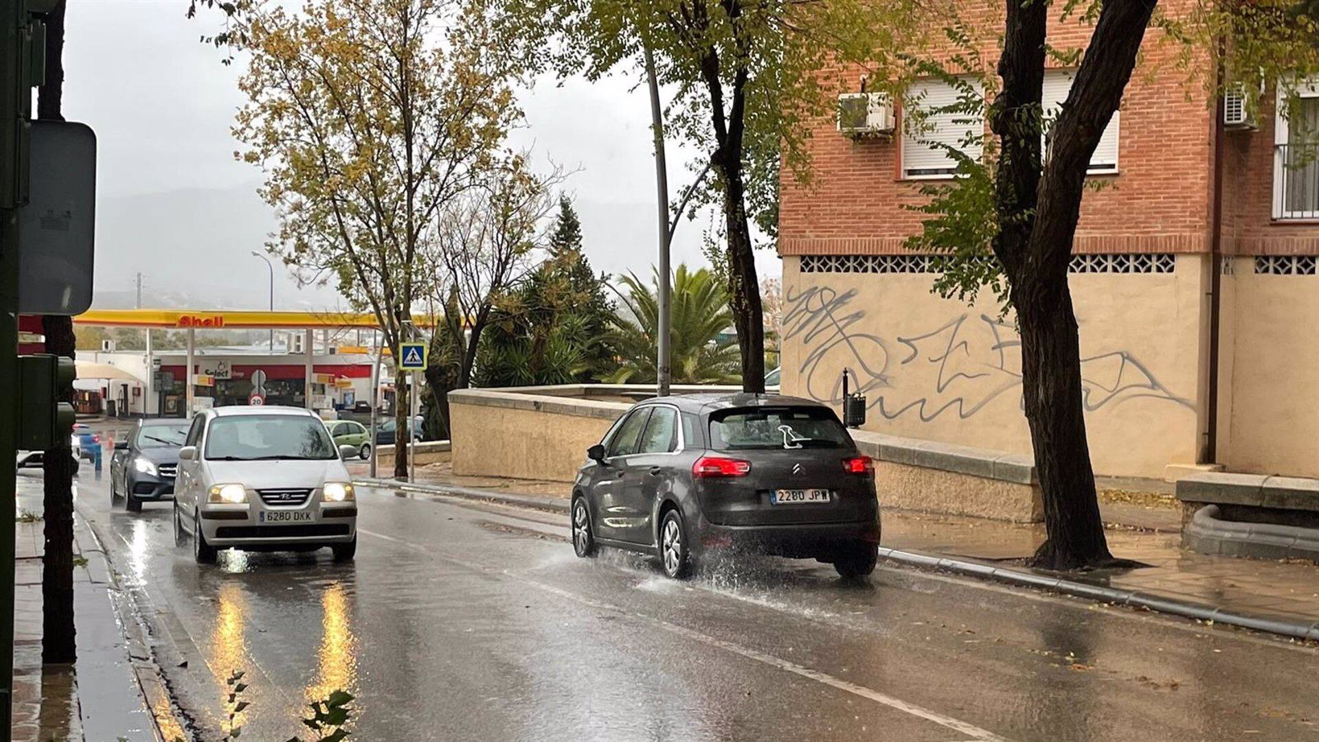 La Avenida Antonio Pascual Acosta en un día lluvioso, una de las vías en las que va a intervenir el Ayuntamiento de Jaén en los próximos meses