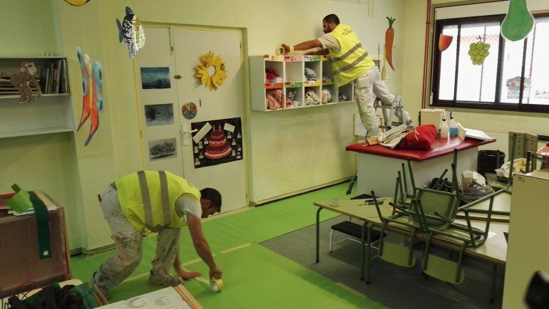 Trabajos de pintura en la Escuela Rosa Fernández