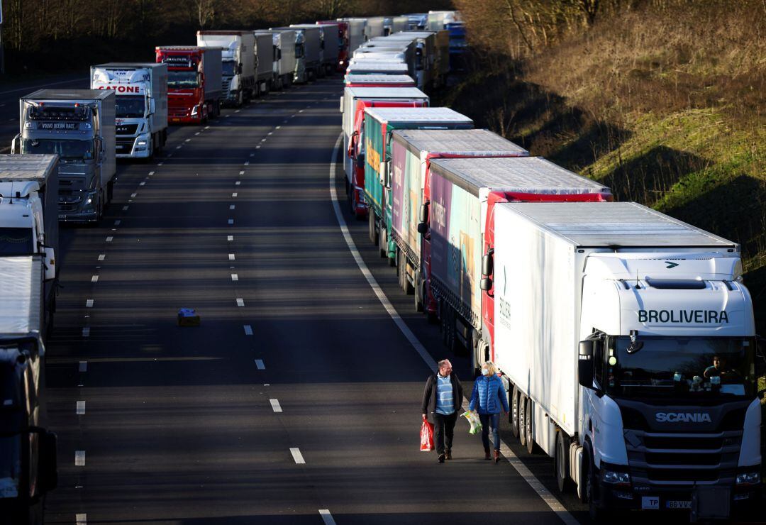 Miles de camiones han cruzado el canal de la Mancha mientras otros continúan atrapados a esperas de una PCR en el Puerto de Dover, Inglaterra.