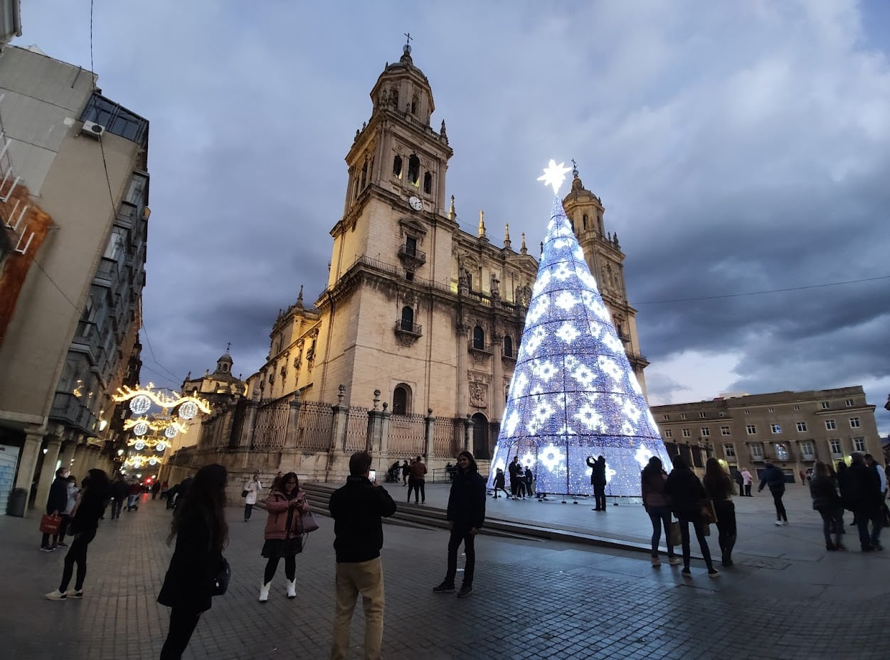 Plaza de Santa María de Jaén capital, con la catedral al fondo, durante la época navideña