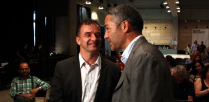 Amorós i Bosch s'han donat la mà abans d'iniciar el debat a l'auditori del CCCB