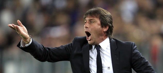 Antonio Conte, entrenador del Juventus, da instrucciones a sus jugadores