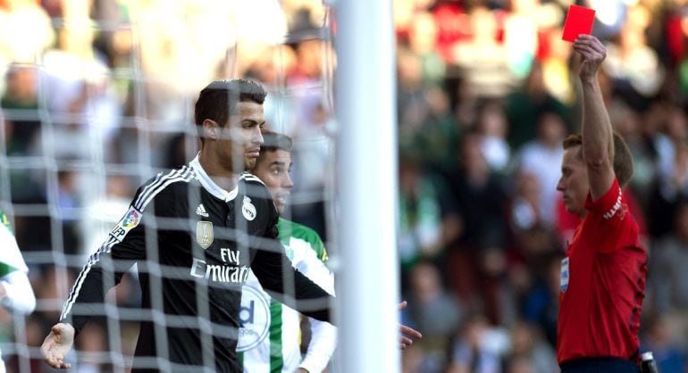 El árbitro Ángel José Hernández Hernández muestra la tarjeta roja a Cristiano Ronaldo en el partido del Real Madrid ante el Córdoba.