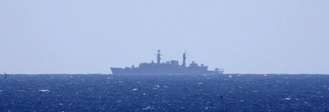 Un barco de la Marina brasileña navega cerca de la isla de Fernando de Noronha