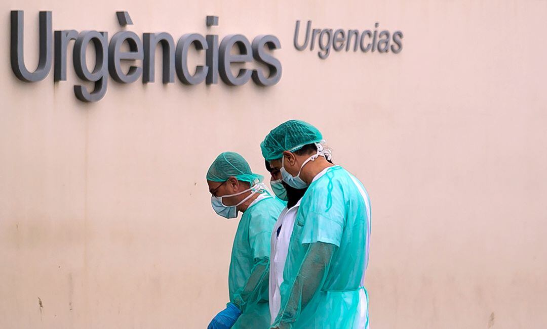 Los médicos de Urgencias desbordados ante los largos turnos sin descanso.