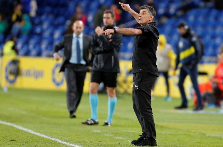 Mendilibar hace gestos a sus jugadores en la última victoria en Canarias