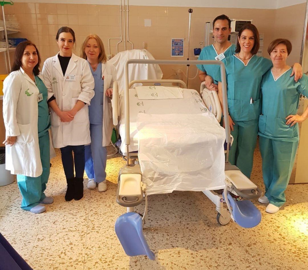 Miembros del hospital de Úbeda posan ante una de las nuevas cama de partos instaladas en el centro hospitalario