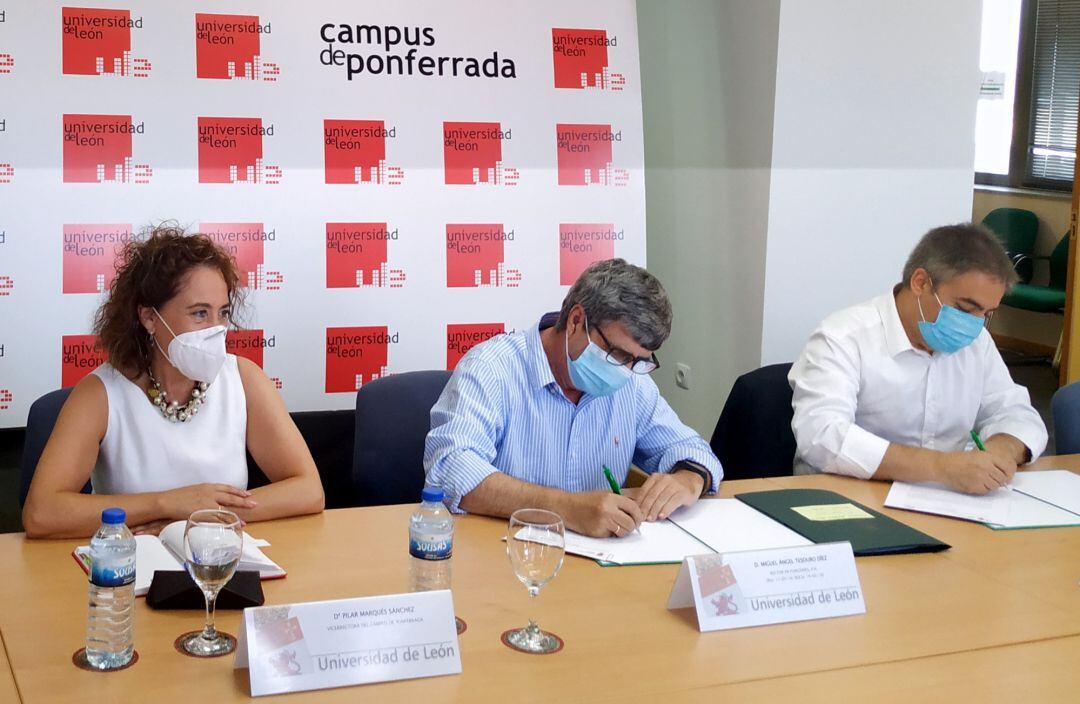 El representante del Rector de la Universidad, Miguel Ángel Tesauro y el gerente de Asprona Bierzo, Valentín Barrio firman el acuerdo de colaboración