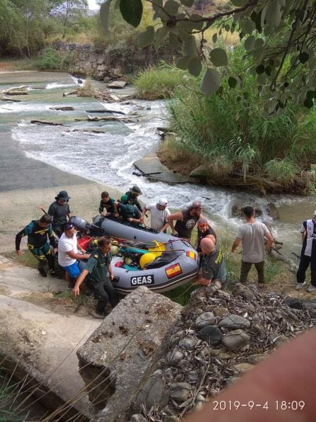 El equipo especializado de actividades subacuaticas trabaja rastreando el río Guadiana Menor