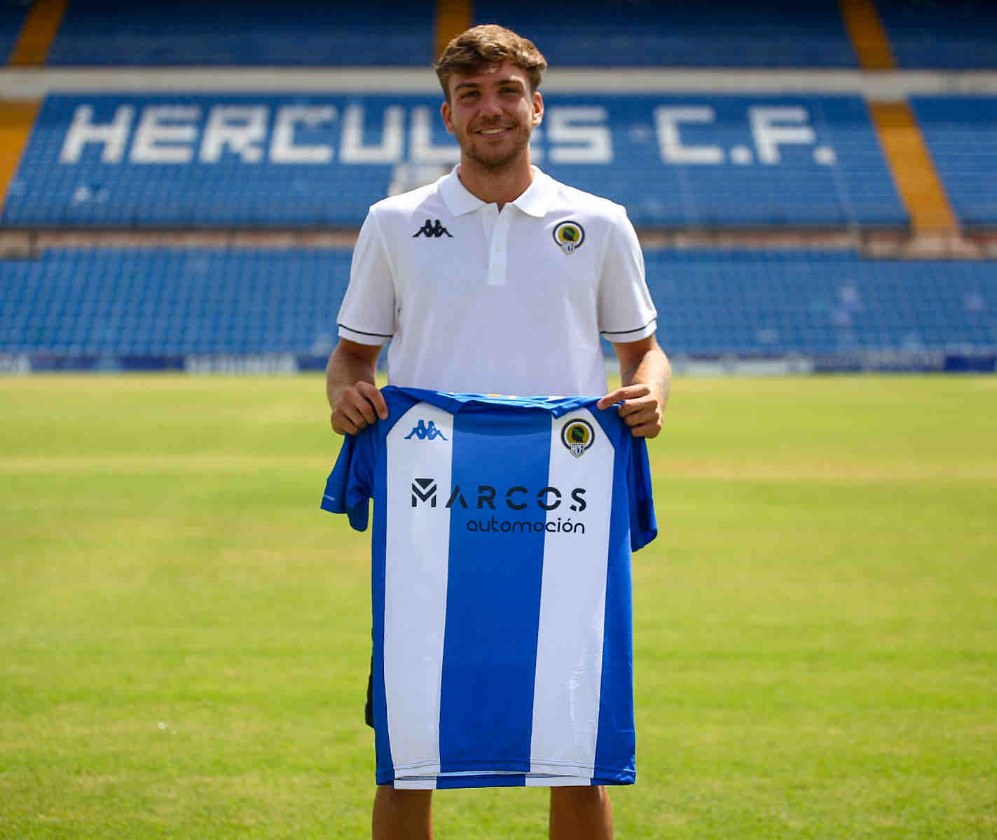 Juanmi García posa con la camiseta del Hércules, en el Rico Pérez