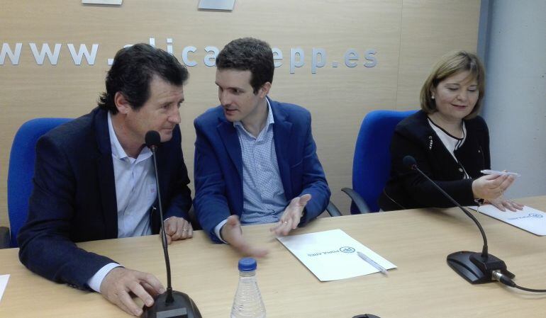 Pablo Casado (en el centro) conversa con el presidente provincial del PP, José Císcar, junto a la presidenta del PPCV, Isabel Bonig