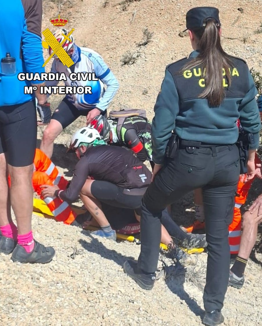 La Guardia Civil auxilia al ciclista