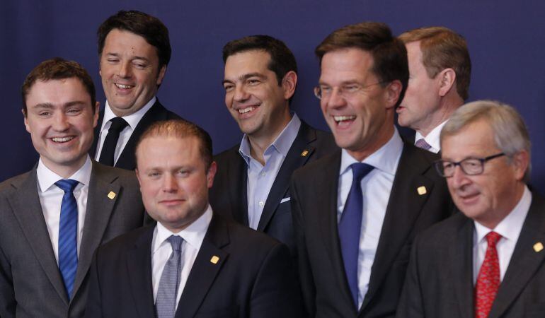 El primer ministro de Grecia, Alexis Tsipras, sus homólogos de Italia, Matteo Renzi, e Irlanda, Enda Kenny, el primer ministro de Estonia, Taavi Roivas, el primer ministro de Malta, Joseph Muscat, el primer ministro de Holanda, Mark Rutte y el presidente 