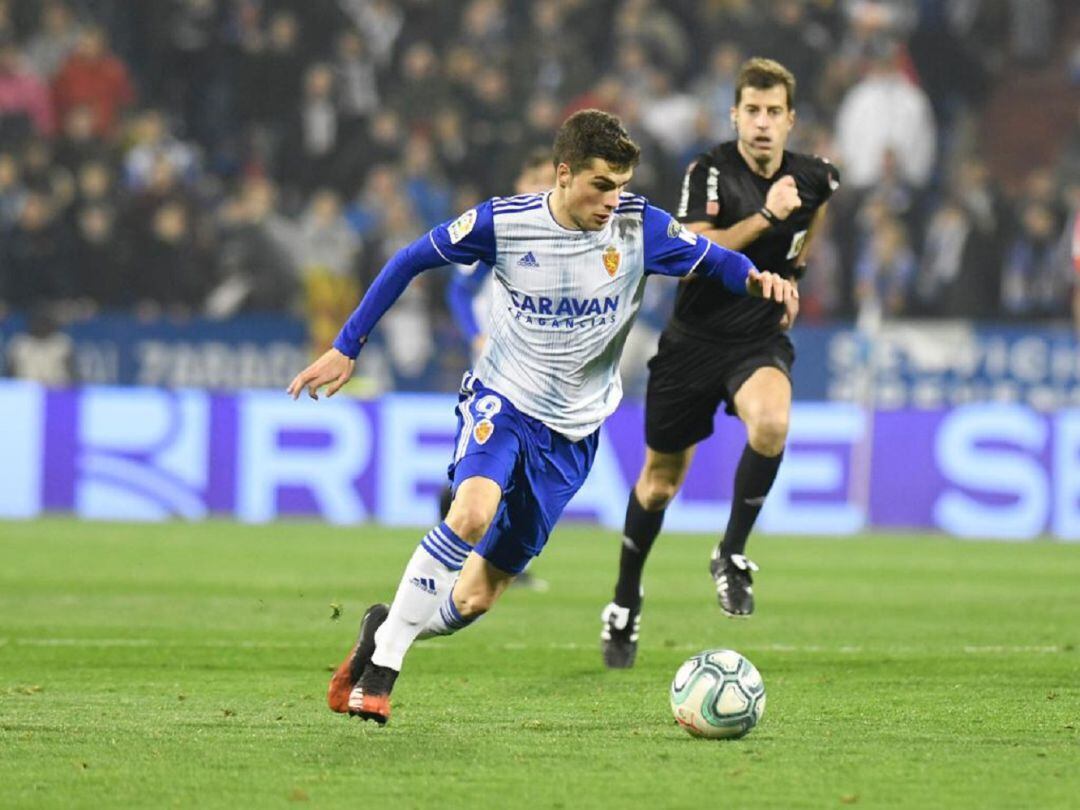 Alberto Soro conduce el balón en un ataque del equipo