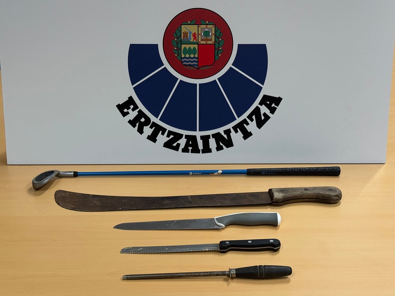 Objetos incautados por la Ertzaintza tras una pelea en una vivienda en San Sebastián