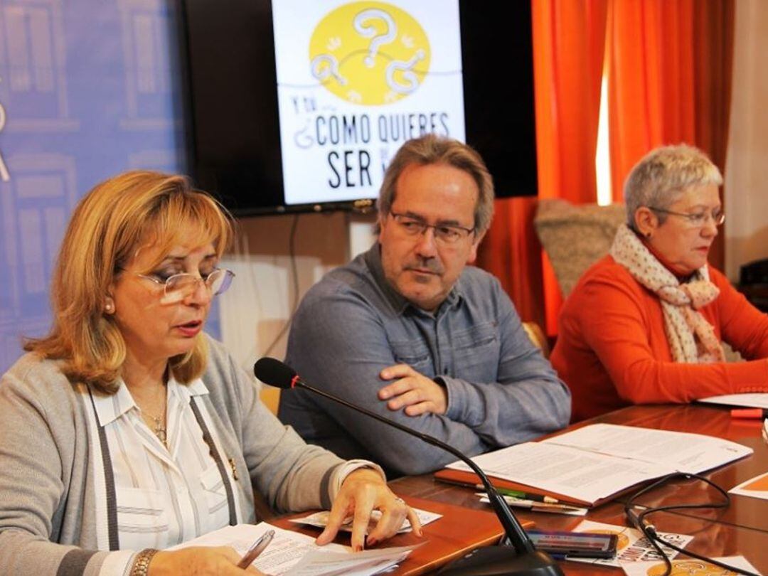 La concejala de Servicios Sociales, Inmaculada Lucas, junto al alcalde Francisco Guarido y la concejal de Igualdad, Carmen Álvarez