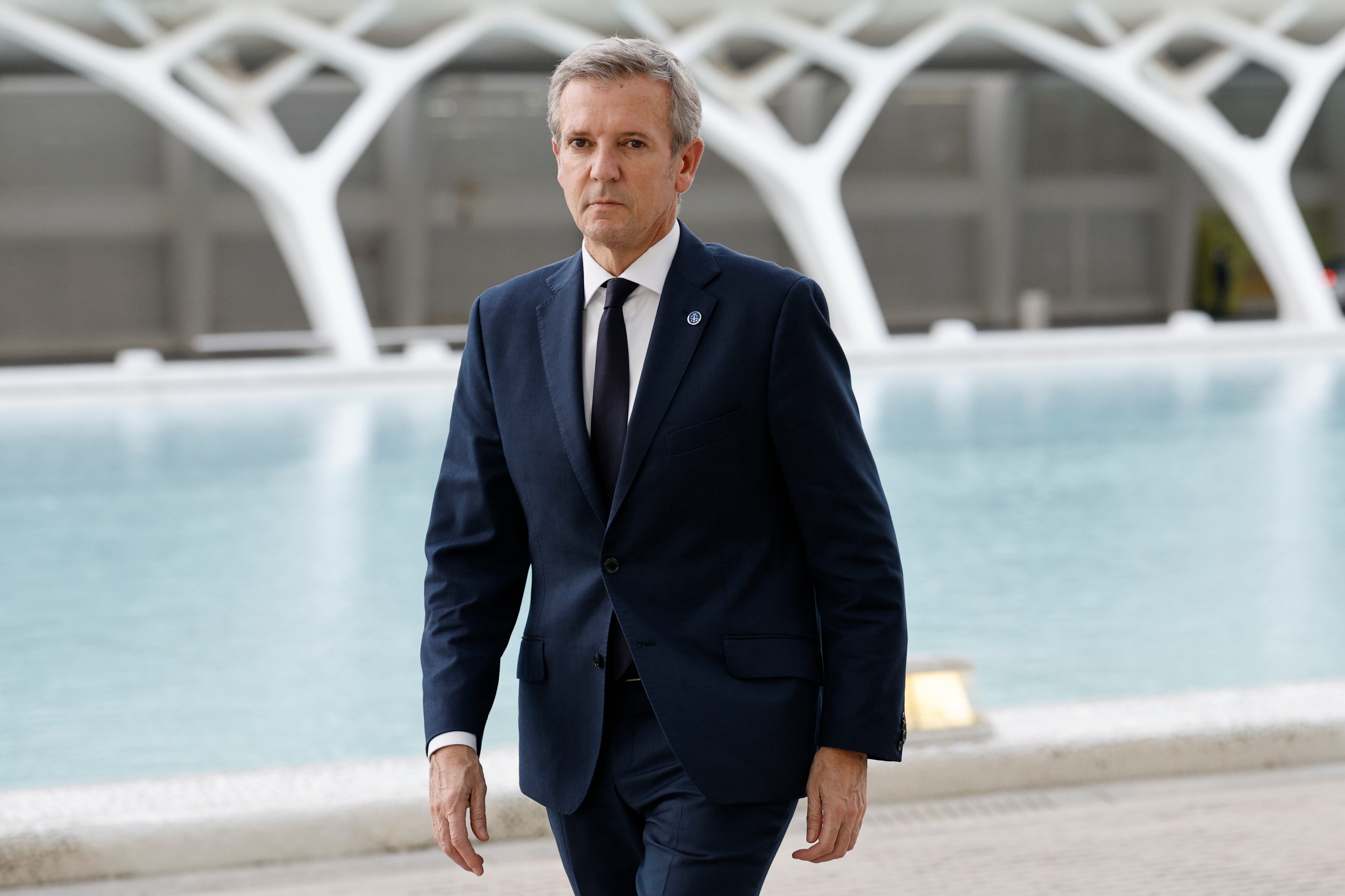 VALENCIA, 29/10/2025.- El presidente de la Xunta de Galicia, Alfonso Rueda, a su llegada al funeral de Estado por las 237 víctimas de la dana celebrado este miércoles en Valencia con motivo del primer aniversario de la tragedia. EFE/ Kai Forsterling