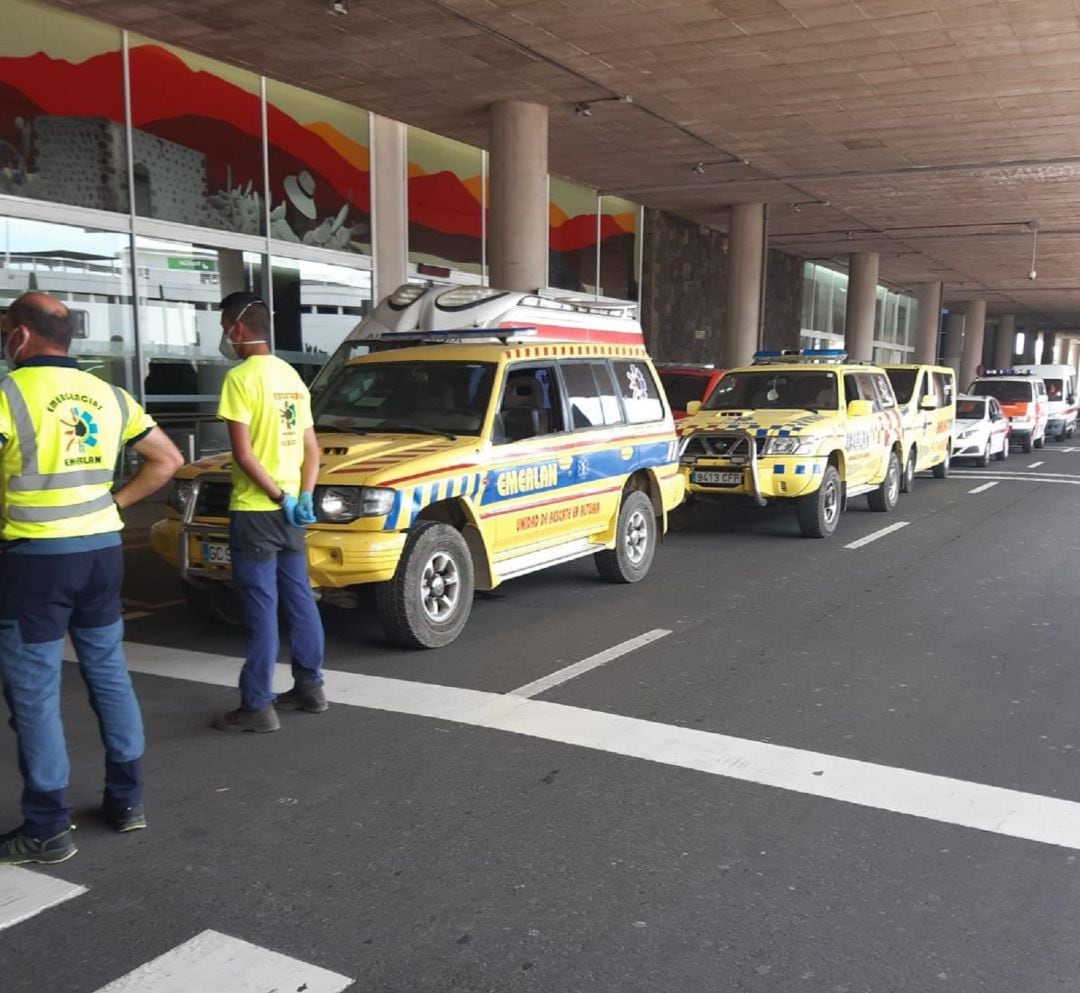 Efectivos de EMERLAN y Protección Civil esperando a pasajeros del vuelo Madrid-Lanzarote en el aeropuerto conejero.