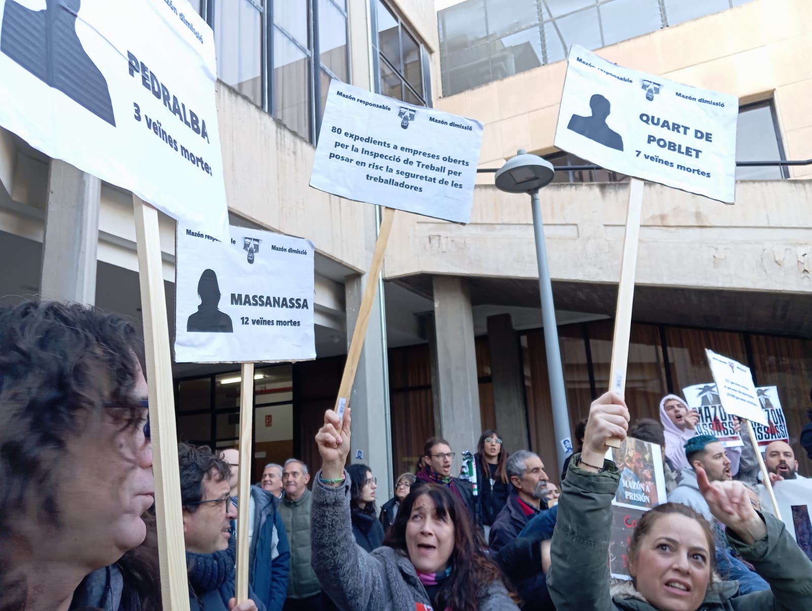 Pancartas en la Universidad de Alicante pidiendo la dimisión de Carlos Mazón