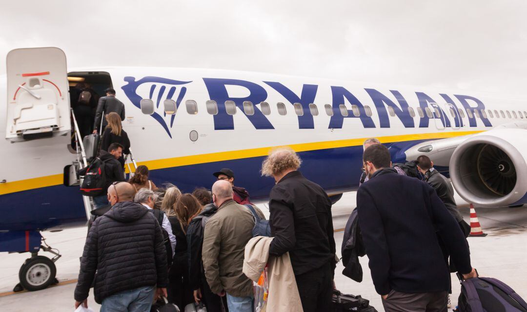 Pasajeros embarcando en un avión de Ryanair