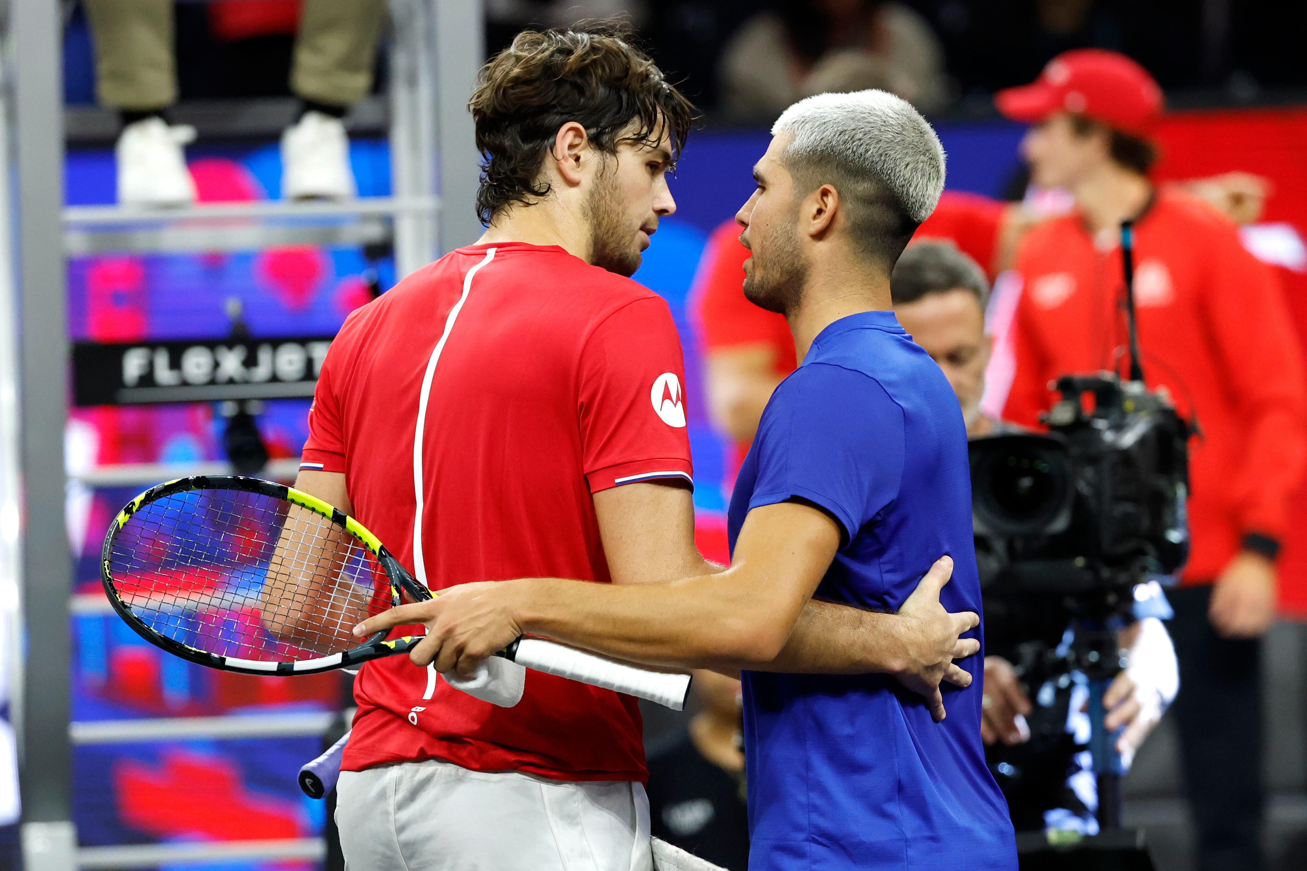 Taylor Fritz saluda a Carlos Alcaraz tras su enfrentamiento en la Laver Cup