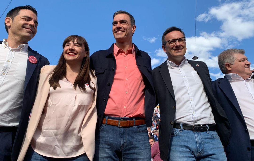 Pedro Sánchez acompañado de otros líderes socialistas como el candidato autonómico, Diego Conesa, o el europeo, Marcos Ros