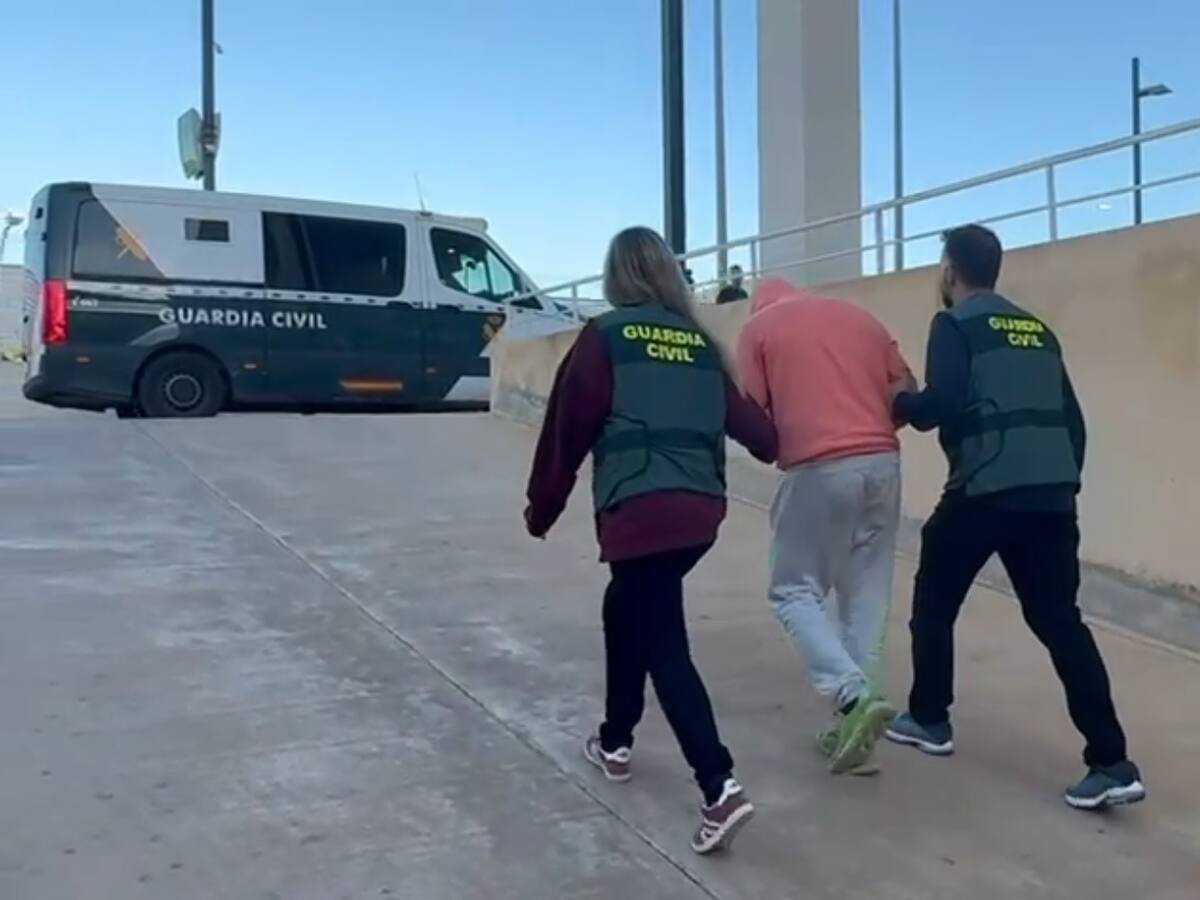 Detenido por robar tres coches y una furgoneta utilizando un camión portavehículos en Ibiza