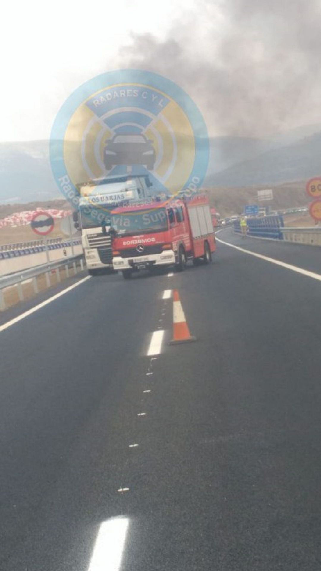 Camión afectado por el incendio en la SG 20