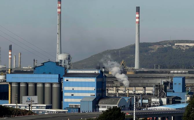 Fotografía de la fábrica de Alcoa en el polígono industrial de La Grela