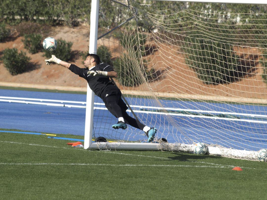 René Román en un entrenamiento con el Almería.