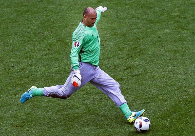 El guardameta de la selección húngara, Gabor Kiraly, se convirtió en el jugador más veterano en una Eurocopa.